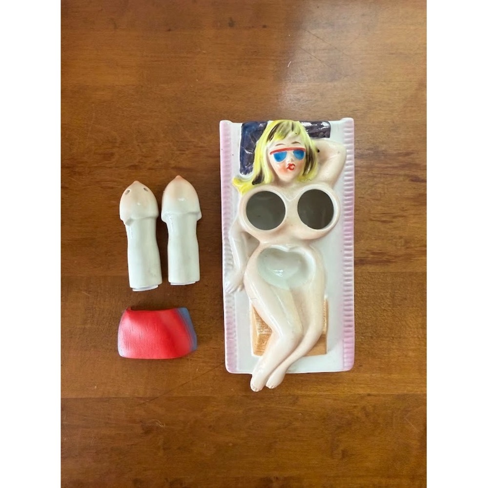 Vintage 80s Novelty Ceramic Beach Babe Boobie Salt n Pepper Shaker Japan - VIDEO - Picture 3 of 17